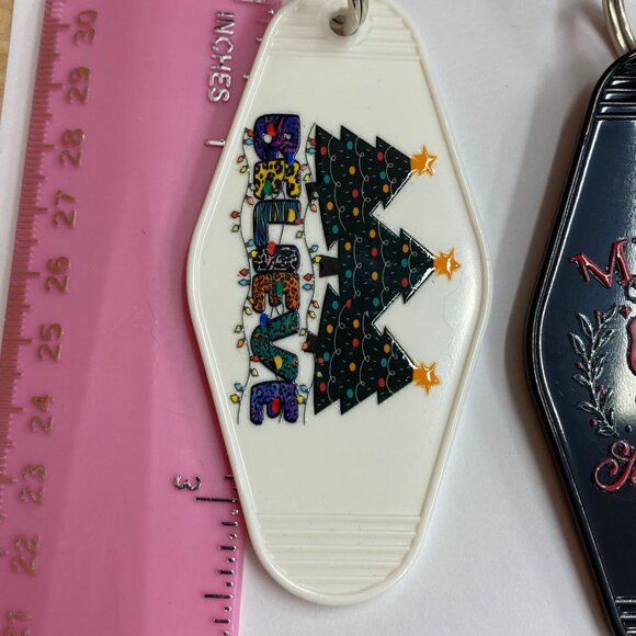 Set Of 5 Retro Motel Keychains With Festive Christmas Designs - Picture 7 of 8